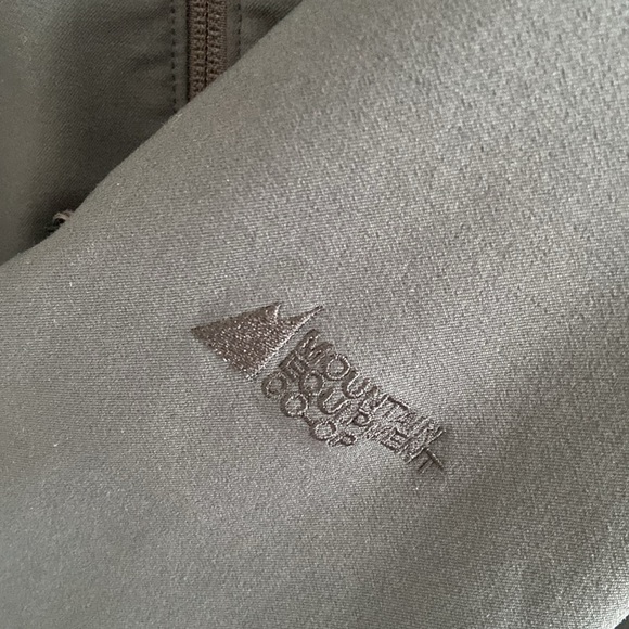 MEC Women’s XL swater/wind repellent, breathable stretch hoodie black - Picture 4 of 12